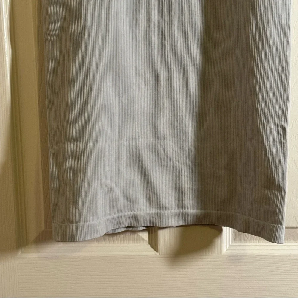 NWT Athleta Gray Pure Tank Top Organic Cotton Seamless 4-way Stretch Size M - Picture 3 of 7